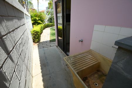 Casa de condomínio para alugar com 487m², 4 quartos e 3 vagasEdícula