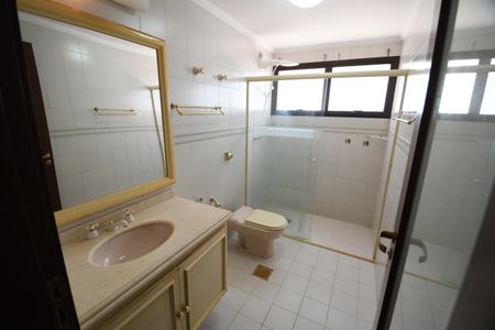 Casa de condomínio para alugar com 487m², 4 quartos e 3 vagasBanheiro da Suíte 2