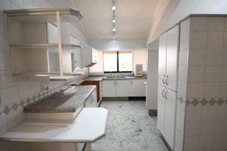 Casa de condomínio para alugar com 487m², 4 quartos e 3 vagasCozinha