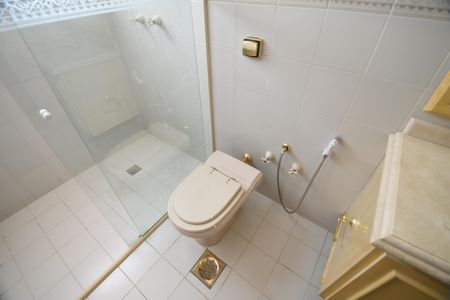 Casa de condomínio para alugar com 487m², 4 quartos e 3 vagasBanheiro da Suíte 1