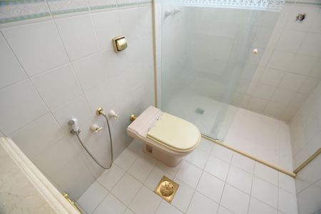 Casa de condomínio para alugar com 487m², 4 quartos e 3 vagasBanheiro da Suíte 2