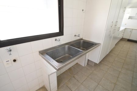 Casa de condomínio para alugar com 487m², 4 quartos e 3 vagasÁrea de Serviço