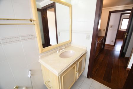 Casa de condomínio para alugar com 487m², 4 quartos e 3 vagasBanheiro da Suíte 1