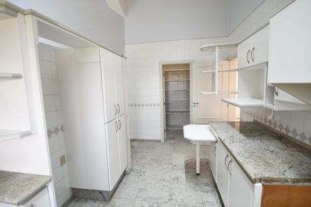 Casa de condomínio para alugar com 487m², 4 quartos e 3 vagasCozinha