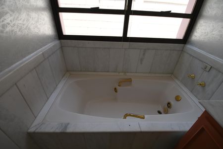 Casa de condomínio para alugar com 487m², 4 quartos e 3 vagasBanheiro da Suíte 3