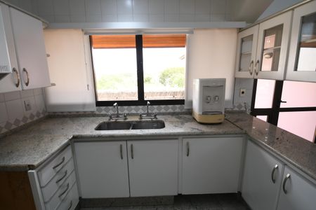 Casa de condomínio para alugar com 487m², 4 quartos e 3 vagasCozinha