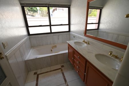 Casa de condomínio para alugar com 487m², 4 quartos e 3 vagasBanheiro da Suíte 3