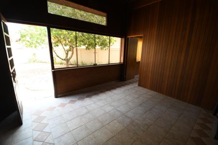 Casa de condomínio para alugar com 487m², 4 quartos e 3 vagasEdícula