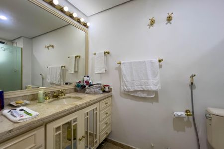 Apartamento à venda com 266m², 3 quartos e 3 vagasBanheiro do quarto 1