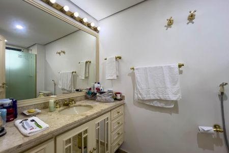 Apartamento à venda com 266m², 3 quartos e 3 vagasBanheiro do quarto 1