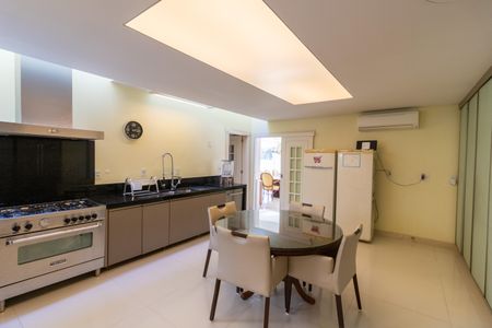 Casa de condomínio para alugar com 940m², 7 quartos e 1 vagaCozinha