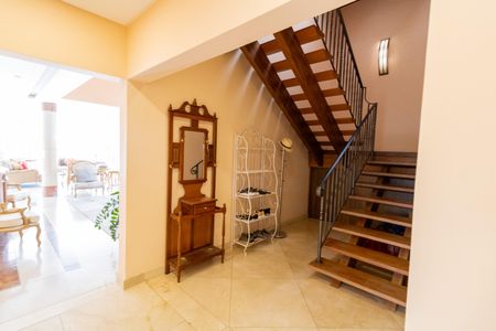 Casa de condomínio para alugar com 940m², 7 quartos e 1 vagaEscada