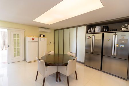 Casa de condomínio para alugar com 940m², 7 quartos e 1 vagaCozinha