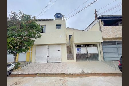 Casa à venda com 220m², 5 quartos e 2 vagas Casa à venda com 220m², 5 quartos e 2 vagasFachada