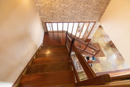 Casa para alugar com 800m², 5 quartos e 2 vagasEscada