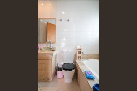 Casa à venda com 249m², 3 quartos e 3 vagasBanheiro da Suíte 1