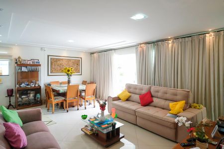 Casa à venda com 249m², 3 quartos e 3 vagasSala