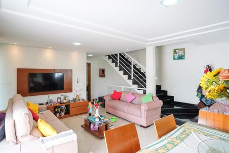 Casa à venda com 249m², 3 quartos e 3 vagasSala