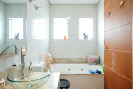 Casa à venda com 249m², 3 quartos e 3 vagasBanheiro da Suíte 1