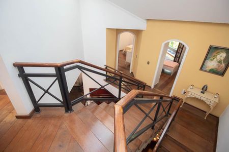 Casa para alugar com 610m², 4 quartos e 6 vagasEscada