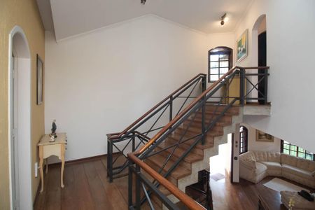 Casa para alugar com 610m², 4 quartos e 6 vagasEscada