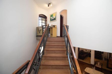 Casa para alugar com 610m², 4 quartos e 6 vagasEscada