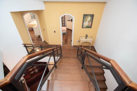 Casa para alugar com 610m², 4 quartos e 6 vagasEscada