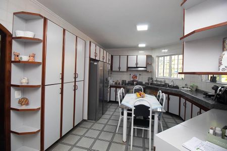 Casa para alugar com 610m², 4 quartos e 6 vagasCozinha
