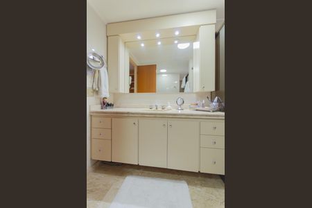 Apartamento à venda com 199m², 4 quartos e 4 vagasBanheiro da Suíte 2