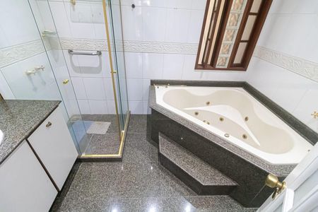 Casa de condomínio à venda com 241m², 3 quartos e 3 vagasBanheiro da Suíte