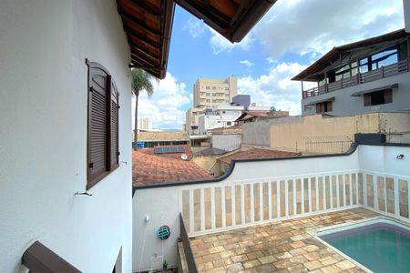 Casa à venda com 495m², 4 quartos e 3 vagas Casa à venda com 495m², 4 quartos e 3 vagasVaranda