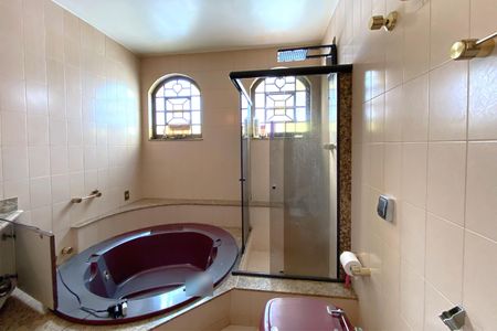 Casa à venda com 495m², 4 quartos e 3 vagas Casa à venda com 495m², 4 quartos e 3 vagasBanheiro da Suíte 2