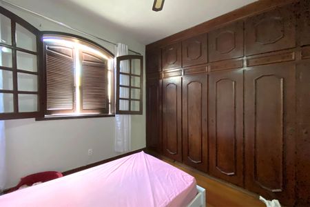 Casa à venda com 495m², 4 quartos e 3 vagas Casa à venda com 495m², 4 quartos e 3 vagasQuarto 4