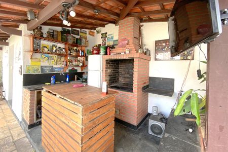 Casa à venda com 495m², 4 quartos e 3 vagas Casa à venda com 495m², 4 quartos e 3 vagasÁrea comum - Churrasqueira