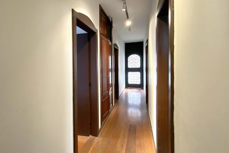 Casa à venda com 495m², 4 quartos e 3 vagas Casa à venda com 495m², 4 quartos e 3 vagasCorredor