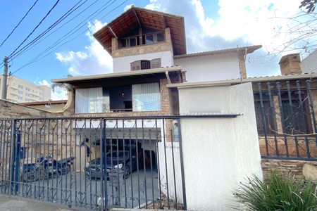 Casa à venda com 495m², 4 quartos e 3 vagas Casa à venda com 495m², 4 quartos e 3 vagasFachada