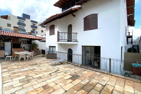 Casa à venda com 495m², 4 quartos e 3 vagas Casa à venda com 495m², 4 quartos e 3 vagasQuintal
