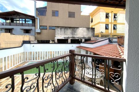 Casa à venda com 495m², 4 quartos e 3 vagas Casa à venda com 495m², 4 quartos e 3 vagasVaranda