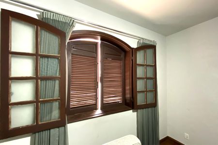 Casa à venda com 495m², 4 quartos e 3 vagas Casa à venda com 495m², 4 quartos e 3 vagasQuarto 3