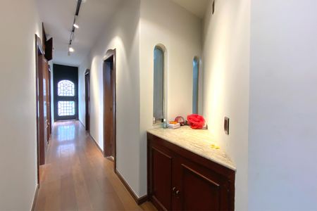 Casa à venda com 495m², 4 quartos e 3 vagas Casa à venda com 495m², 4 quartos e 3 vagasCorredor