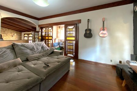 Casa à venda com 495m², 4 quartos e 3 vagas Casa à venda com 495m², 4 quartos e 3 vagasSala de Estar