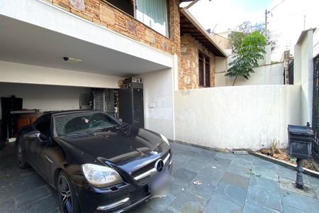 Casa à venda com 495m², 4 quartos e 3 vagas Casa à venda com 495m², 4 quartos e 3 vagasGaragem