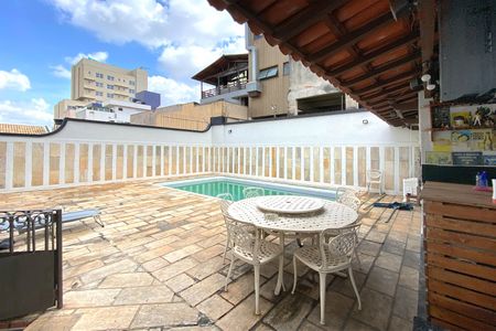 Casa à venda com 495m², 4 quartos e 3 vagas Casa à venda com 495m², 4 quartos e 3 vagasPiscina