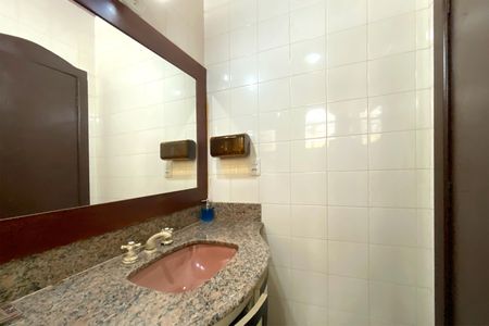 Casa à venda com 495m², 4 quartos e 3 vagas Casa à venda com 495m², 4 quartos e 3 vagasBanheiro da Suíte 1