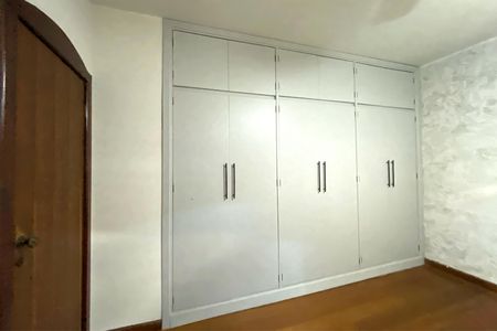 Casa à venda com 495m², 4 quartos e 3 vagas Casa à venda com 495m², 4 quartos e 3 vagasQuarto 3