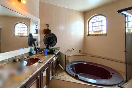 Casa à venda com 495m², 4 quartos e 3 vagas Casa à venda com 495m², 4 quartos e 3 vagasBanheiro da Suíte 2