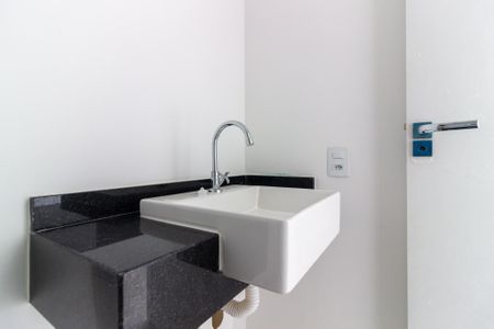 Banheiro de kitnet/studio à venda com 1 quarto, 24m² em Pinheiros, São Paulo