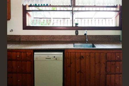 Casa à venda com 264m², 4 quartos e 4 vagas Casa à venda com 264m², 4 quartos e 4 vagasCozinha