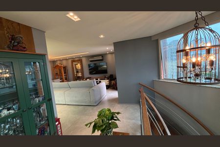 Apartamento à venda com 300m², 3 quartos e 5 vagasEscada