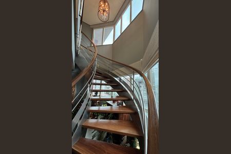 Apartamento à venda com 300m², 3 quartos e 5 vagasEscada